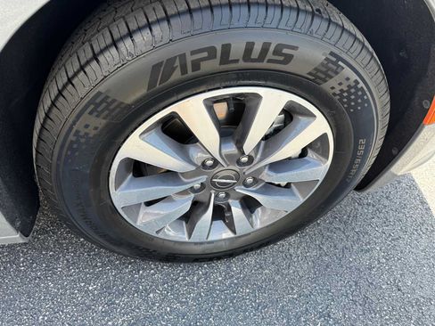 Used 2025 Chrysler Pacifica Select FWD image 40