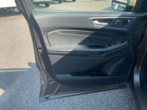 Used 2019 Ford Edge Titanium FWD image 10
