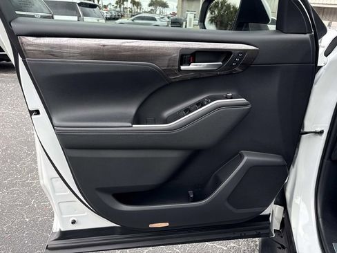 Used 2023 Toyota Highlander Limited image 19