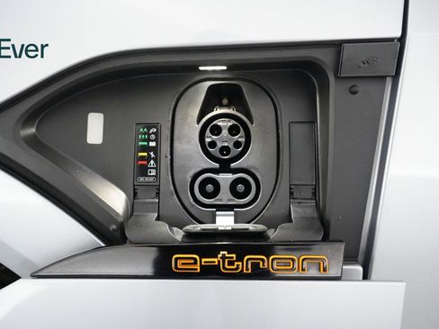 Used 2022 Audi e-tron Premium Plus image 10