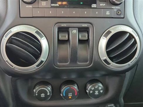 Used 2016 Jeep Wrangler Sahara w/ Connectivity Group image 18