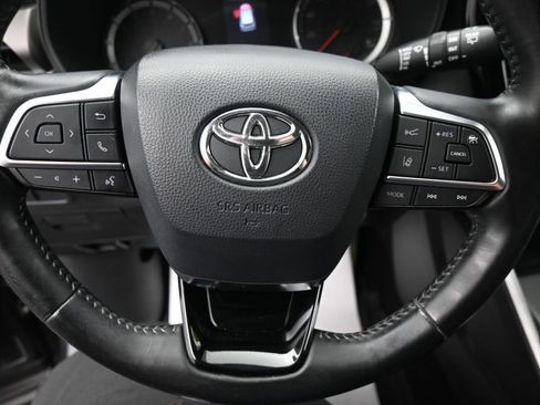Used 2020 Toyota Highlander LE AWD/4WD image 16