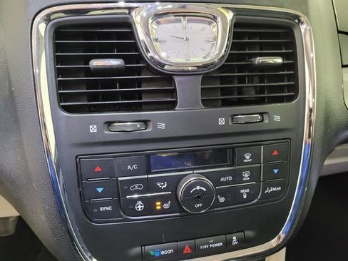Used 2015 Chrysler Town & Country Touring w/ Driver Convenience Group image 34