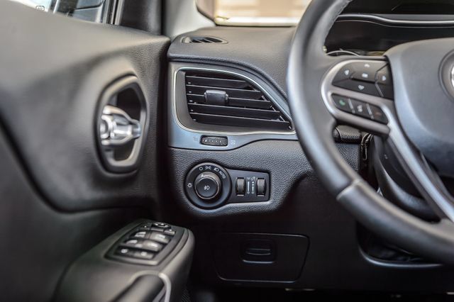 Used 2019 Jeep Cherokee Latitude Plus FWD image 26