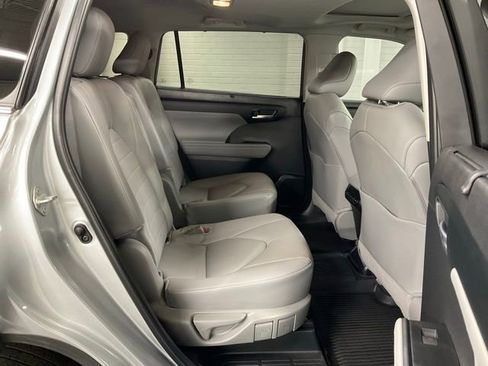 Used 2024 Toyota Highlander XLE AWD/4WD image 17