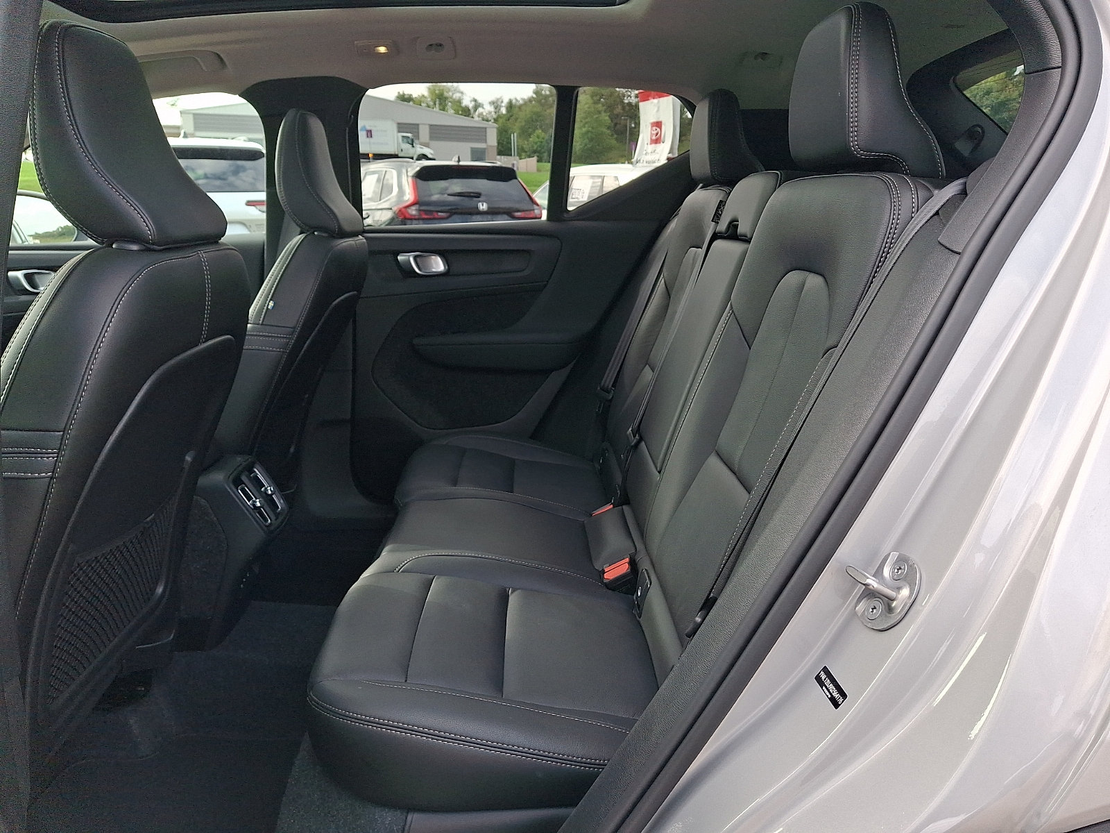 Used 2025 Volvo XC40 B5 Core AWD/4WD image 10