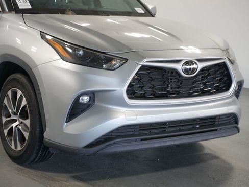 Used 2023 Toyota Highlander XLE image 4