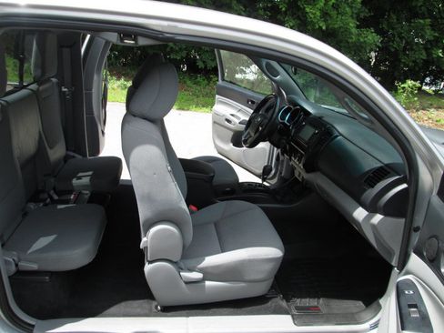 Used 2014 Toyota Tacoma 4x4 Access Cab w/ Convenience Package image 19