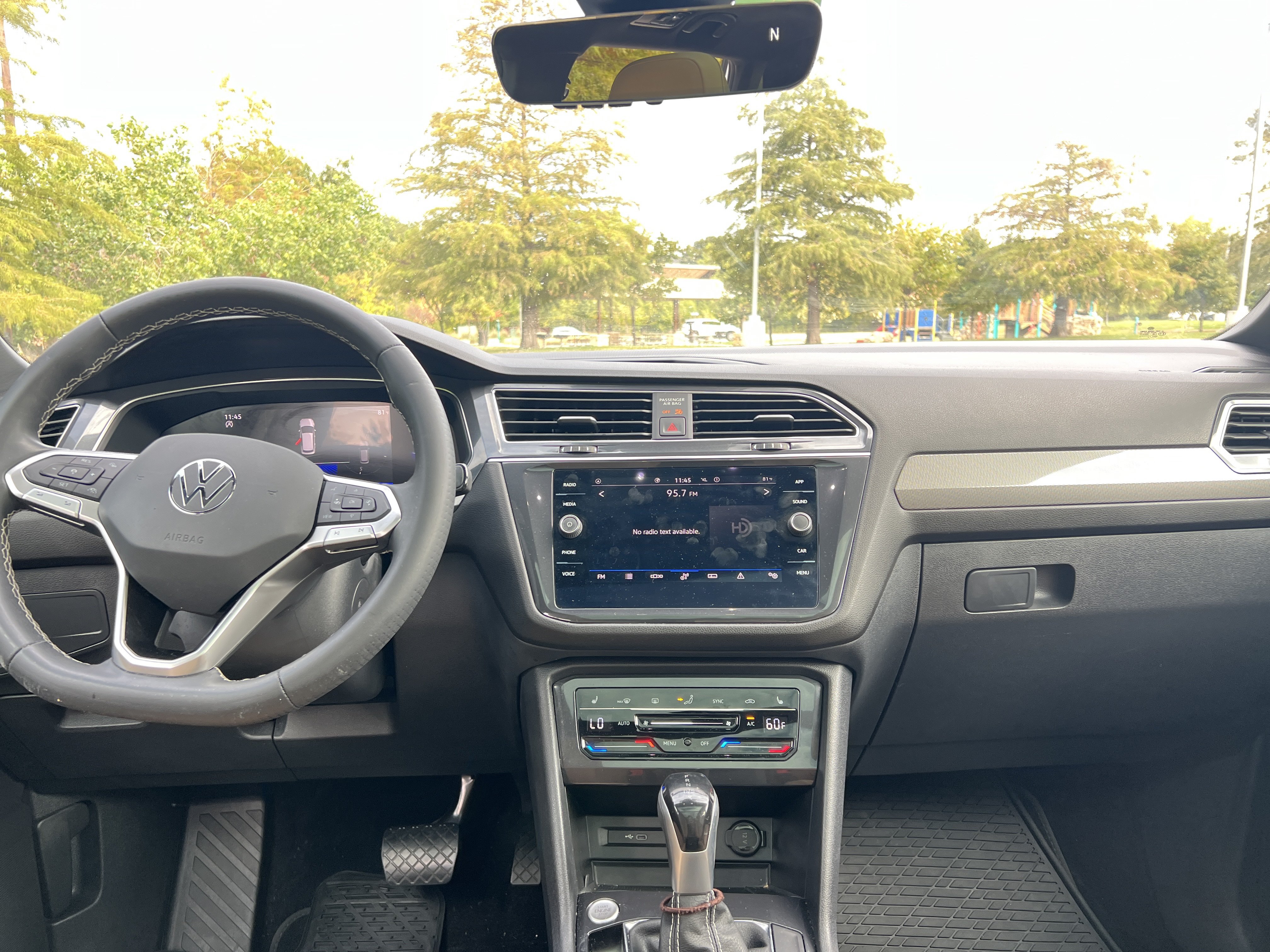 Used 2023 Volkswagen Tiguan SE w/ Panoramic Sunroof Package FWD image 25