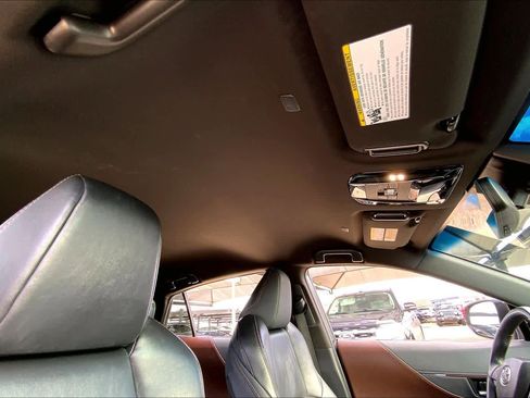 Used 2023 Toyota Venza XLE image 13