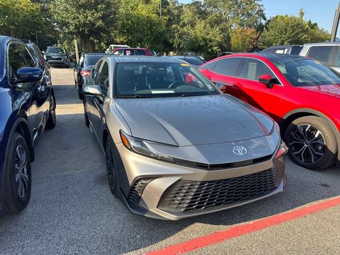 Used 2026 Toyota Camry SE FWD image 4