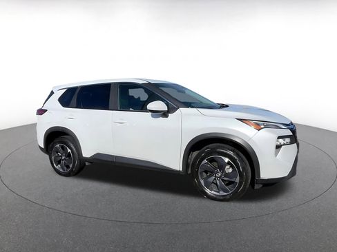 Used 2025 Nissan Rogue SV image 2