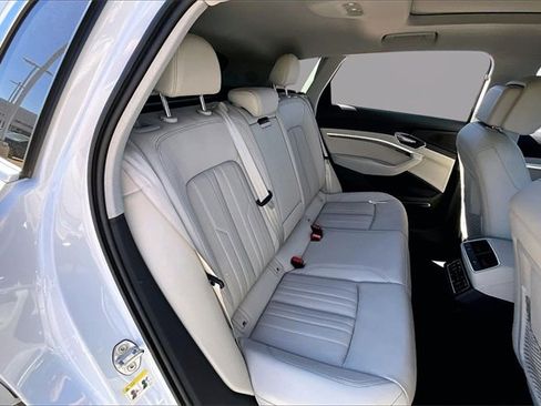 Used 2022 Audi e-tron Premium Plus w/ Premium Plus Package image 27