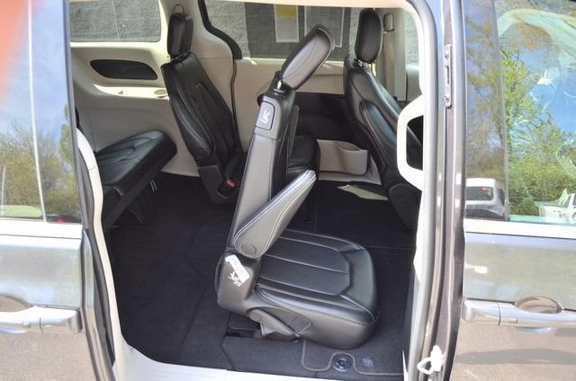 Used 2023 Chrysler Pacifica Touring-L FWD image 33