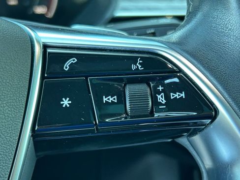 Used 2022 Audi e-tron Premium Plus w/ Premium Plus Package image 23