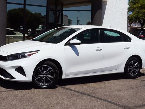 Used 2023 Kia Forte LXS w/ LXS Technology Package image 3