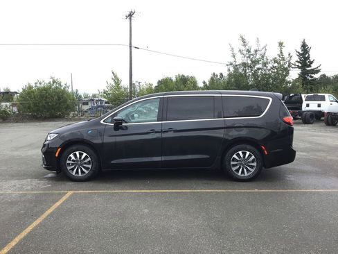 Used 2024 Chrysler Pacifica Select image 1