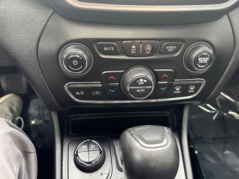 Used 2020 Jeep Cherokee Trailhawk image 23