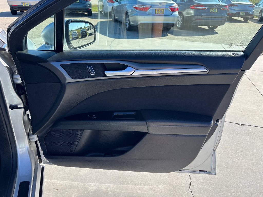 Used 2014 Ford Fusion SE FWD image 24