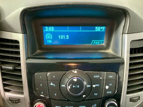 Used 2013 Chevrolet Cruze LS image 15