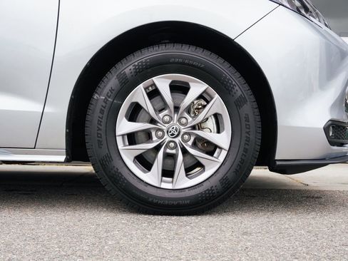 Used 2025 Toyota Sienna XLE FWD image 32