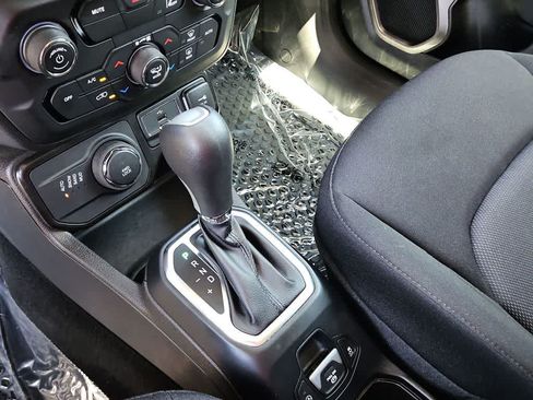 Used 2023 Jeep Renegade Latitude AWD/4WD image 20