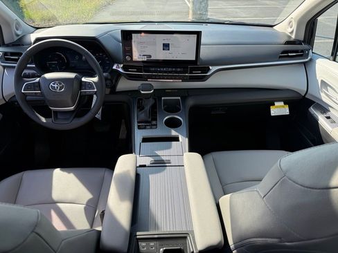 New 2026 Toyota Sienna XLE image 35
