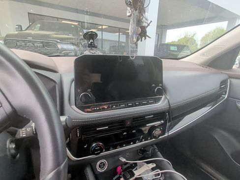 Used 2023 Nissan Rogue SL w/ SL Premium Package image 7