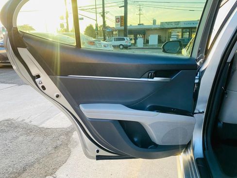 Used 2018 Toyota Camry SE FWD image 17