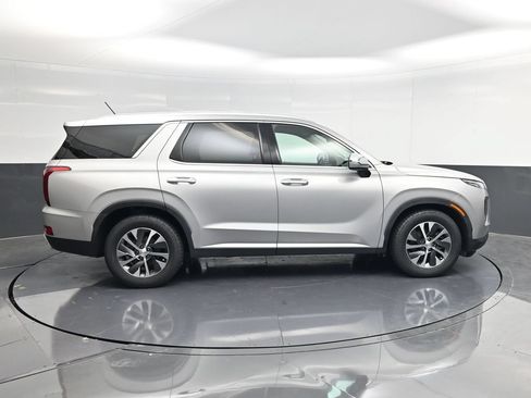 Used 2022 Hyundai Palisade SEL FWD image 2