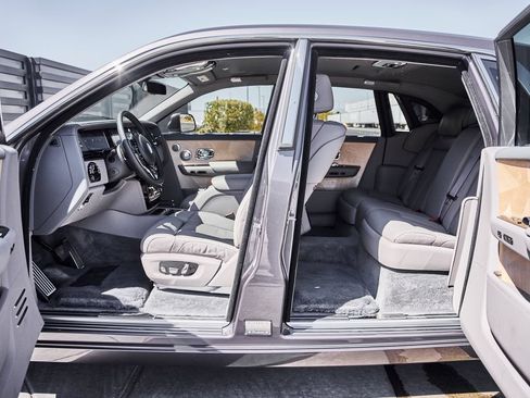 Used 2025 Rolls-Royce Phantom Sedan RWD image 33