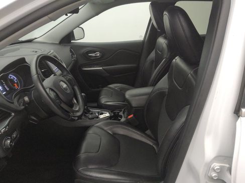 Used 2019 Jeep Cherokee Latitude Plus FWD image 17