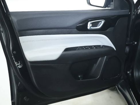 Used 2024 Jeep Compass Limited image 15