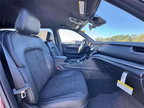 New 2025 Jeep Grand Cherokee L Laredo image 15