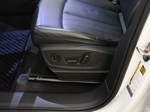 Used 2020 Audi e-tron Premium Plus image 25