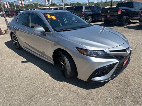 Used 2023 Toyota Camry SE image 4