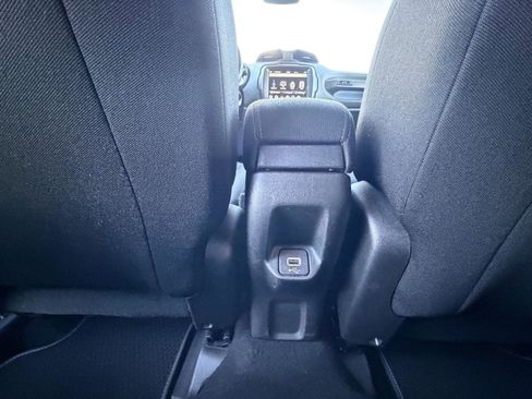 Used 2021 Jeep Renegade Latitude image 23