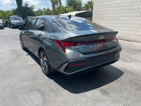 Used 2025 Hyundai Elantra Sport FWD image 3