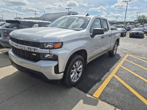Used 2020 Chevrolet Silverado 1500 Custom w/ Custom Value Package AWD/4WD image 4