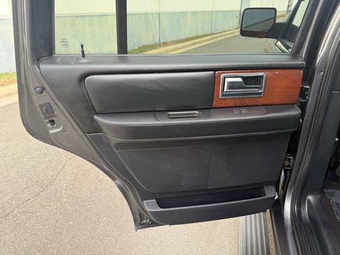 Used 2015 Lincoln Navigator 4WD 4dr image 18