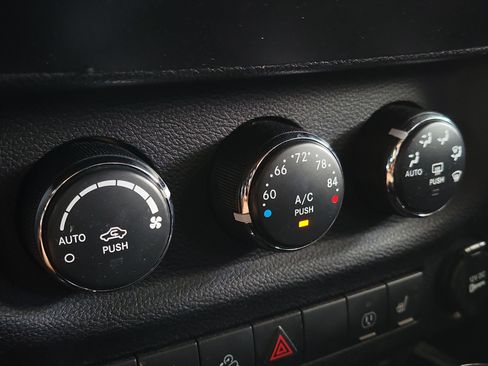 Used 2014 Jeep Wrangler Unlimited Sahara w/ Dual Top Group AWD/4WD image 26
