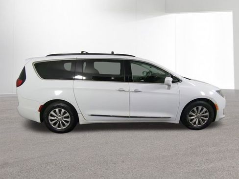 Used 2017 Chrysler Pacifica Touring-L image 39