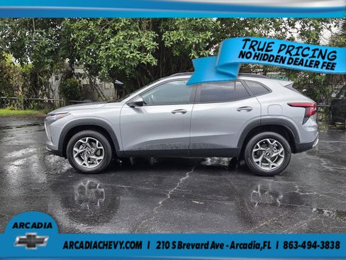 Used 2025 Chevrolet Trax LT w/ Driver Confidence Package FWD image 2