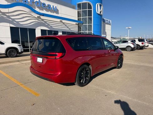 Used 2025 Chrysler Pacifica Limited FWD image 2