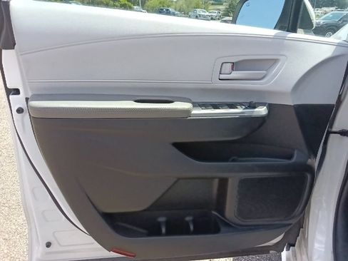 Used 2025 Toyota Sienna LE FWD image 11