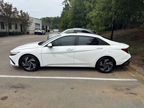 Used 2025 Hyundai Elantra Limited w/ Cargo Package FWD image 7