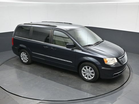 Used 2014 Chrysler Town & Country Touring image 63