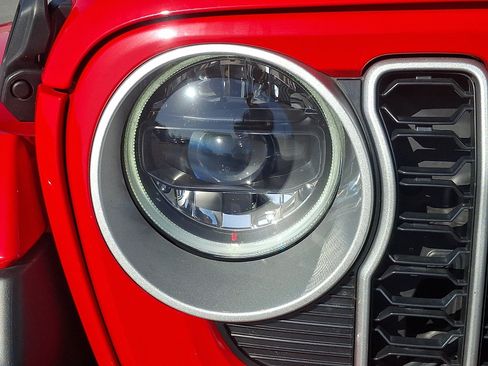 Used 2025 Jeep Wrangler Unlimited Sahara AWD/4WD image 9