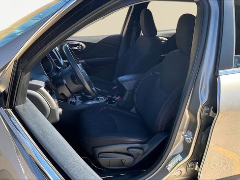 Used 2019 Jeep Cherokee Latitude w/ Cold Weather Group image 25