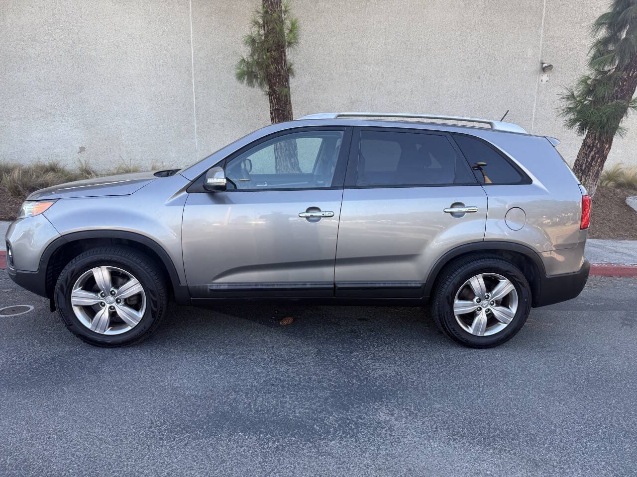 Used 2013 Kia Sorento EX w/ Premium Plus Pkg FWD image 4